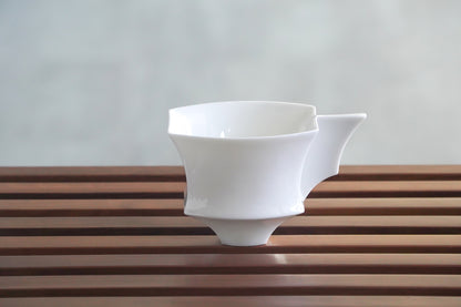 帝國記憶咖啡杯茶杯細節 把手設計讓使用者提起放下撐滿儀式感