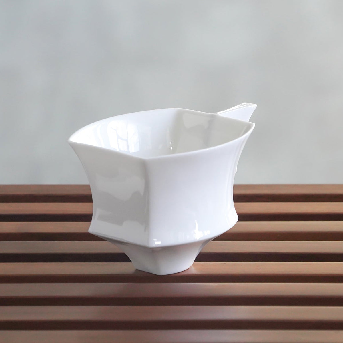 帝國記憶咖啡杯盤組 亮面杯細節 重複的線條重現古代酒器“尊”的風貌