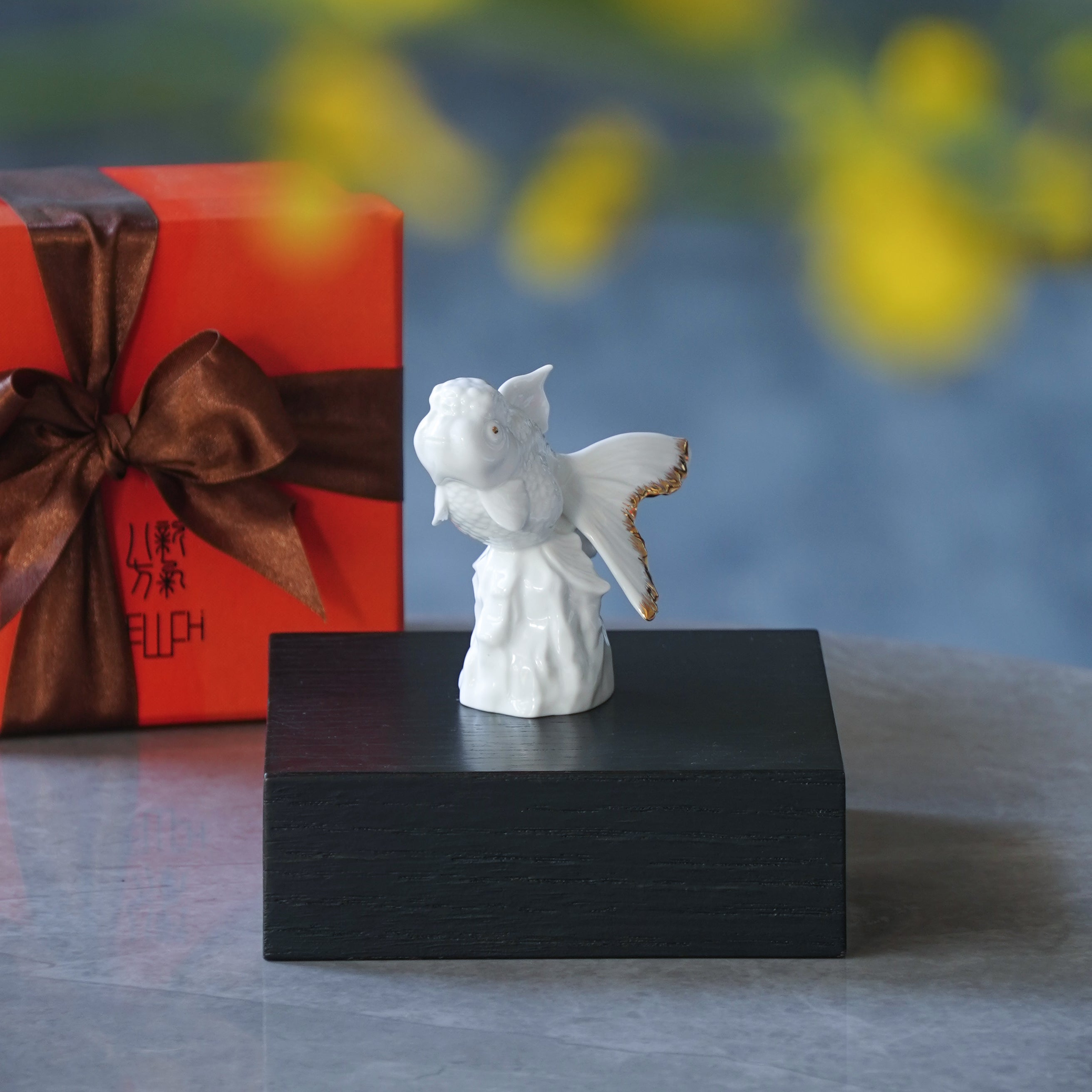 白瓷金魚造型藝術擺件《高昇》，適合書桌、辦公桌擺設的金魚造型瓷件，帶來穩定與好運