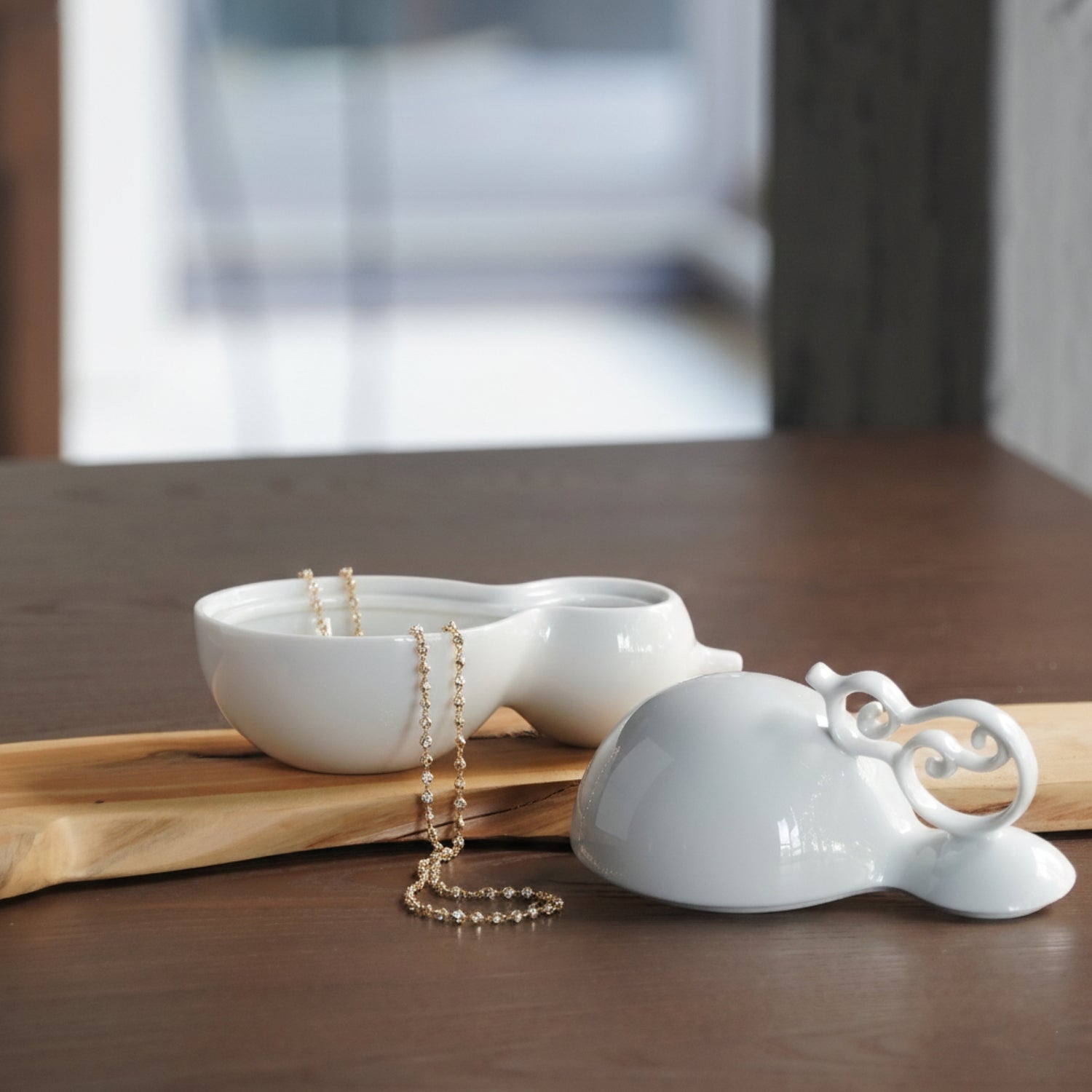 《相依》瓷盒靜置於餐桌或客廳，作為小瓜果或糖果的收納器物