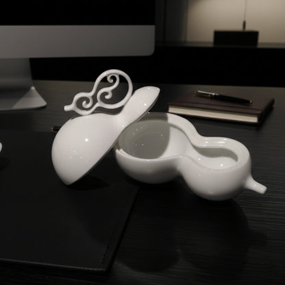 《相依》瓷盒單獨擺放於書桌，成為低調而溫潤的空間裝飾，也可當作迴紋針收納盒