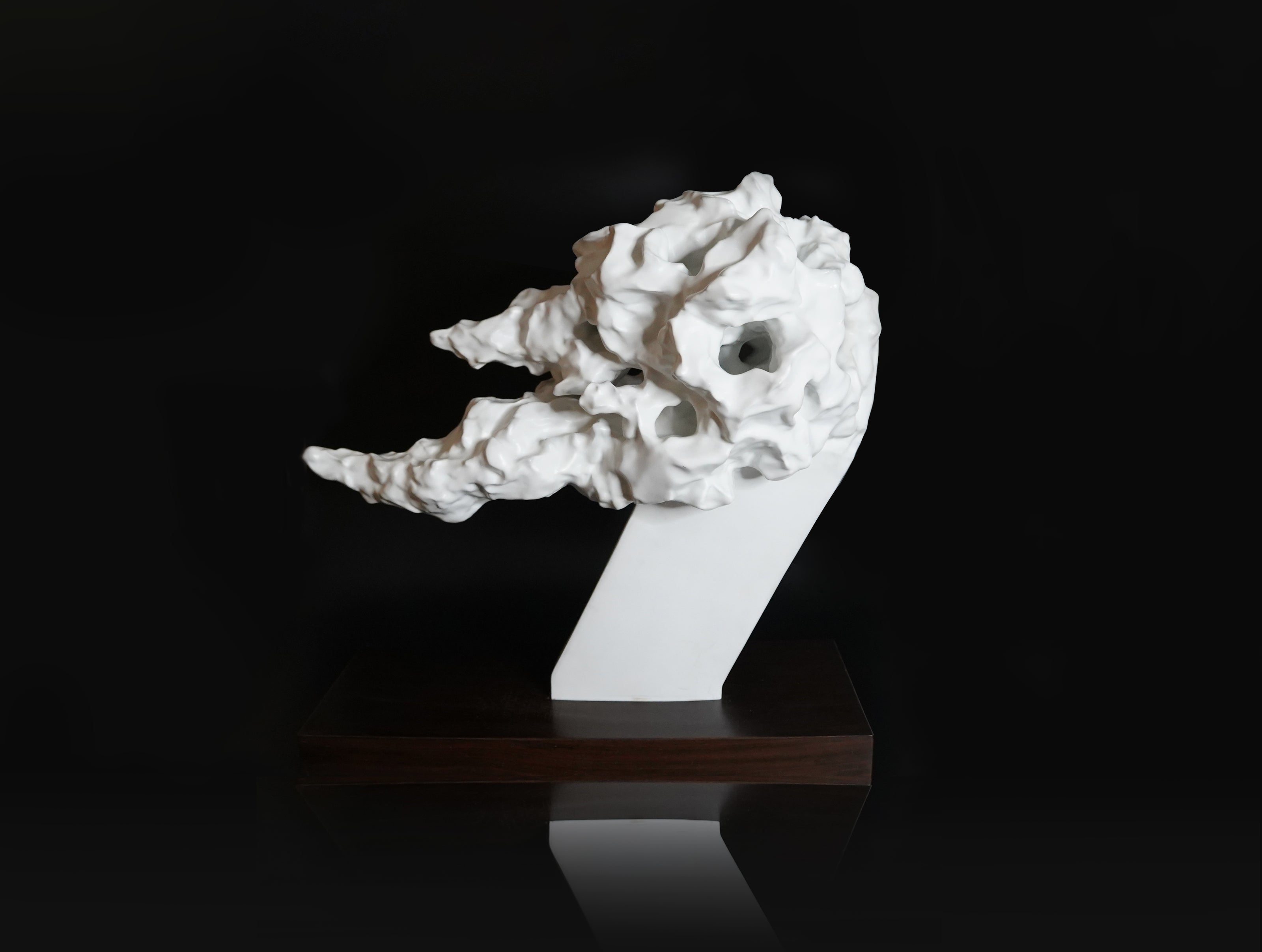 王俠軍白瓷雕塑作品《風之華》，大型藝術瓷雕代表