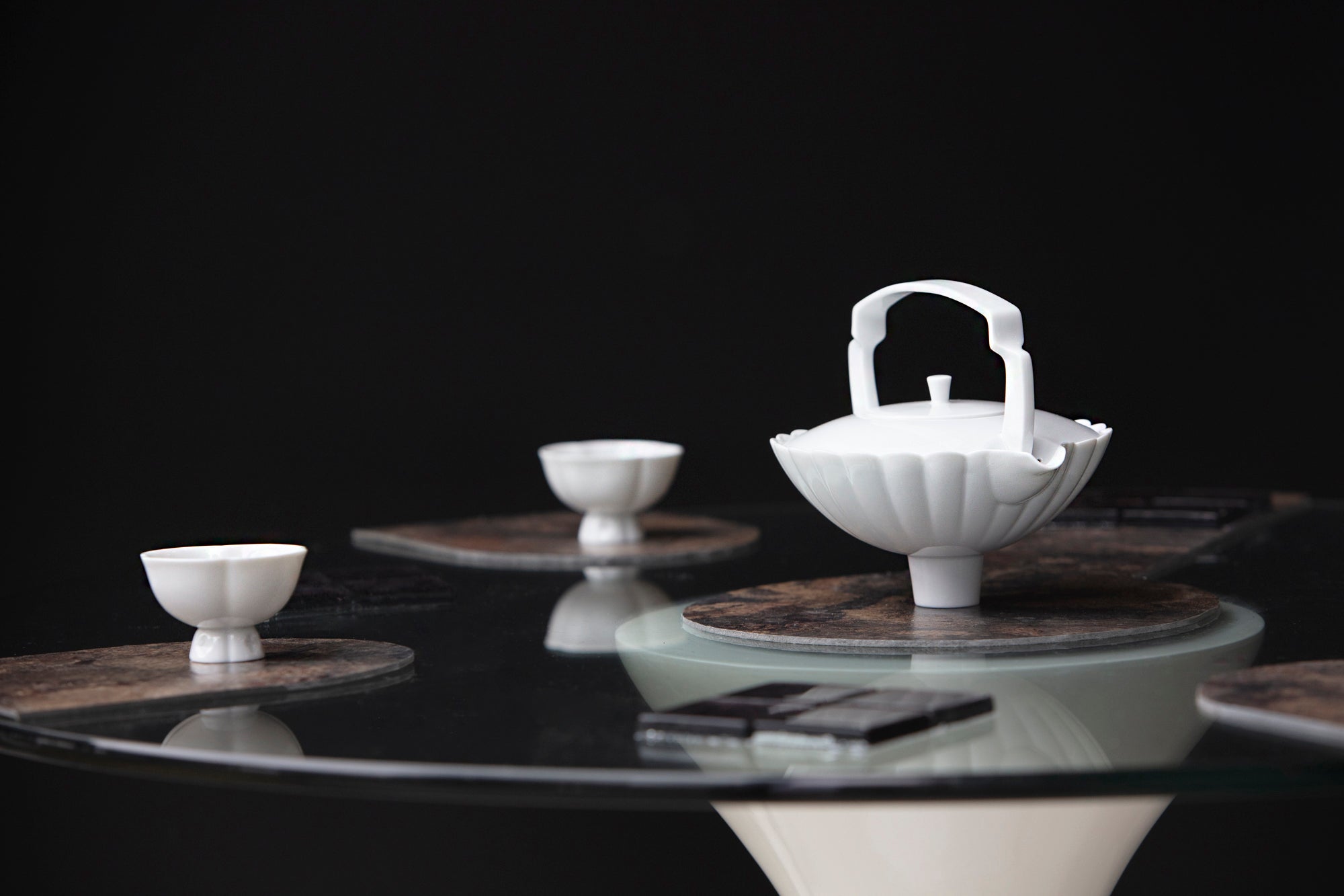 八方新氣藝術瓷器 藝術家王俠軍設計創意白瓷 包含生活器皿、咖啡茶具、瓷偶、佛像 都會斟酌 現代茶席