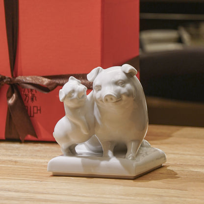 長樂瓷偶圓潤飽滿的線條設計，象徵和諧圓融與溫暖支持