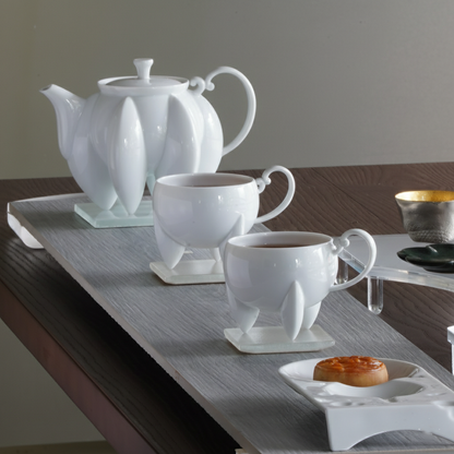 荷花白瓷六足茶壺茶杯組室內明亮情境・禪意白瓷茶器陳設・八方新氣 NewChi Porcelain