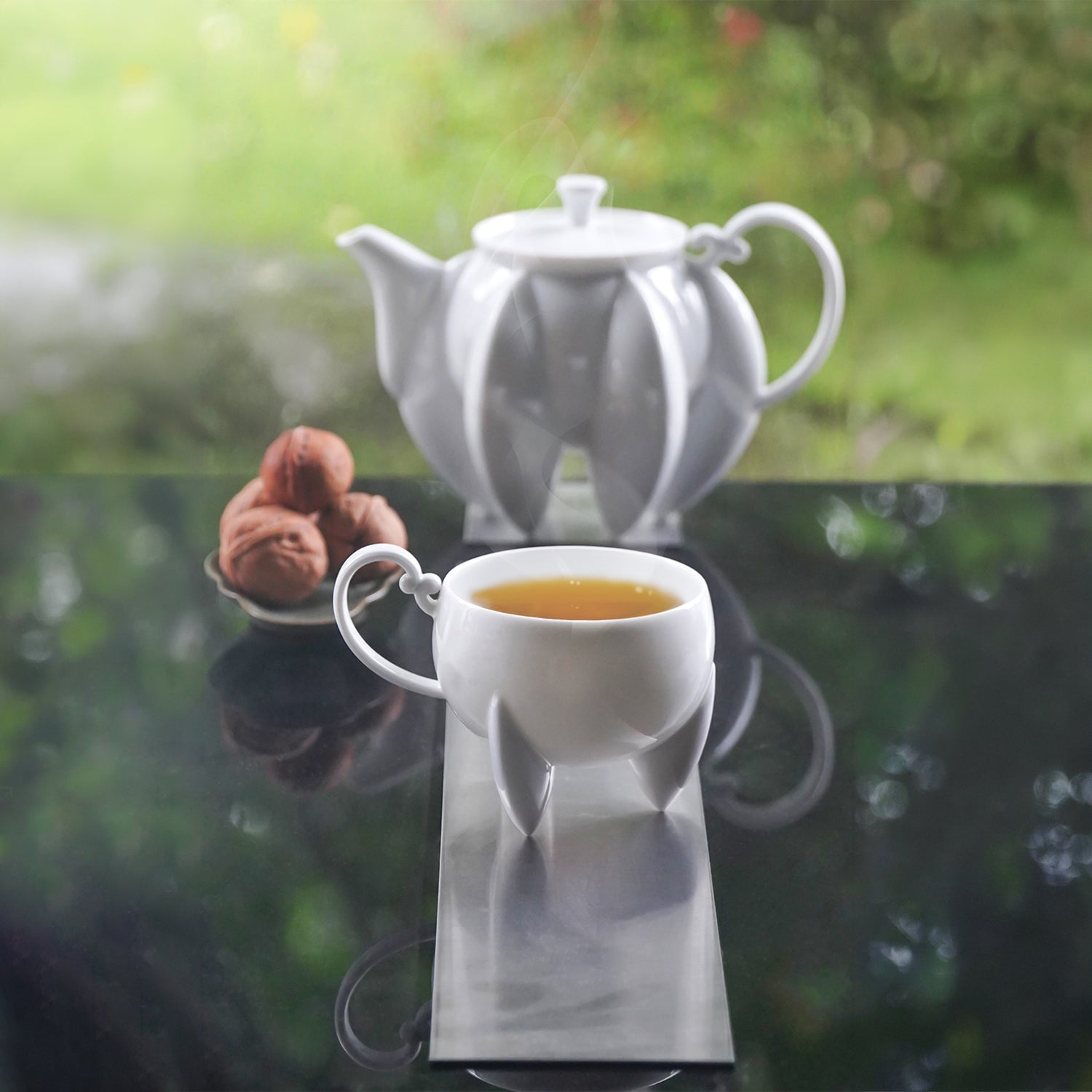 荷花白瓷六足茶壺茶杯組室外自然光・春日茶席情境・八方新氣 NewChi Porcelain