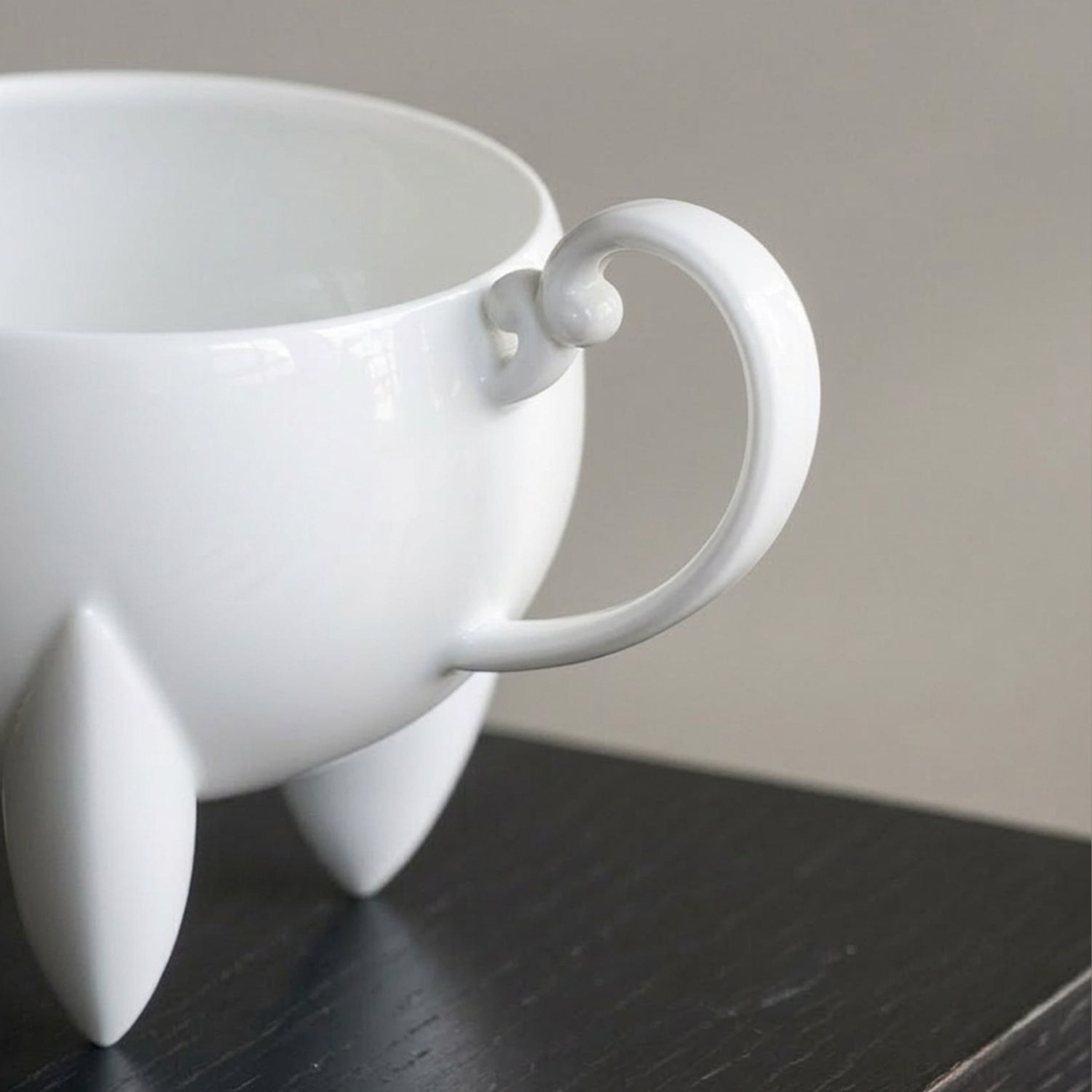 荷花白瓷高足茶杯杯把特寫・荷花杯身造型・八方新氣 NewChi Porcelain