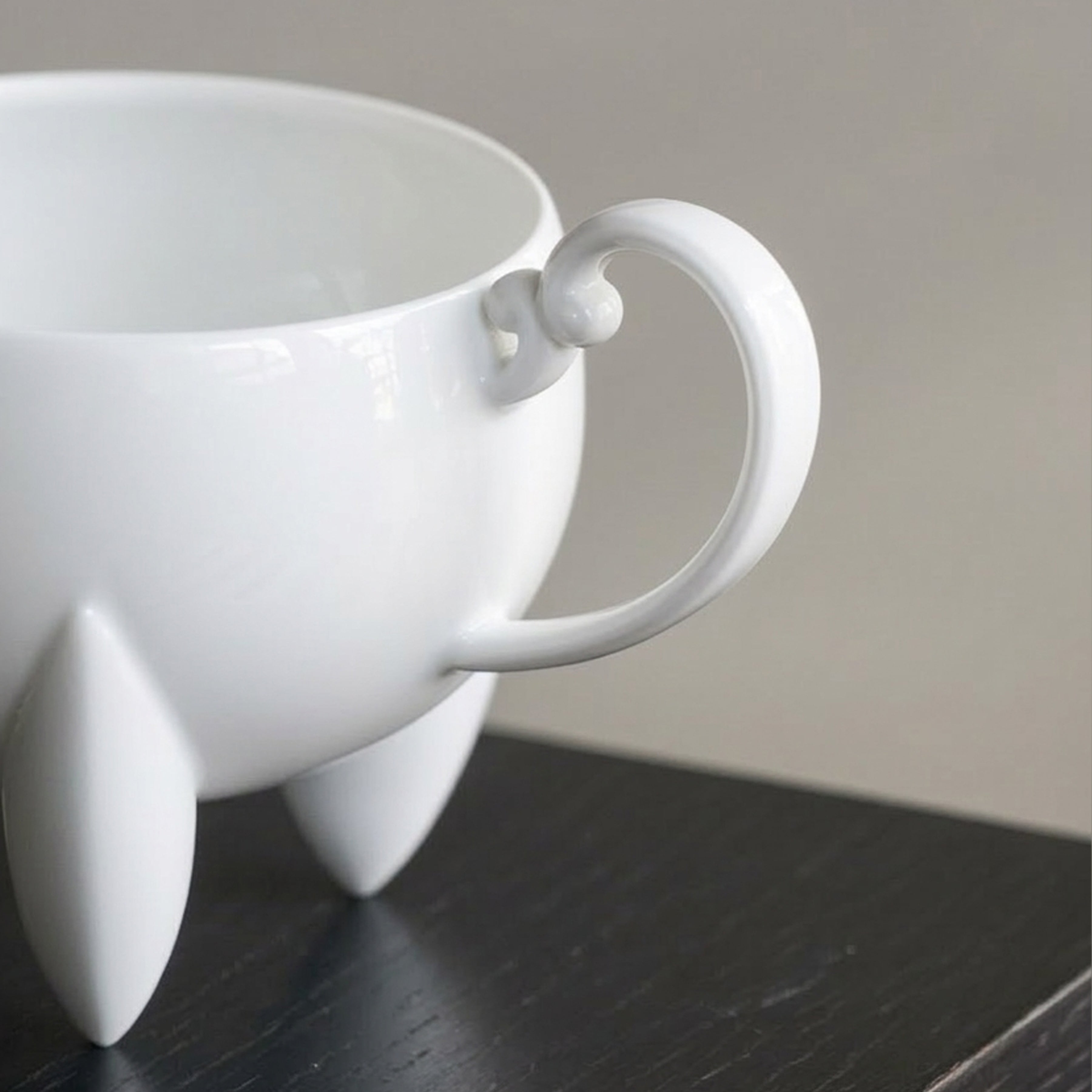 荷花白瓷高足茶杯杯把特寫・荷花杯身造型・八方新氣 NewChi Porcelain