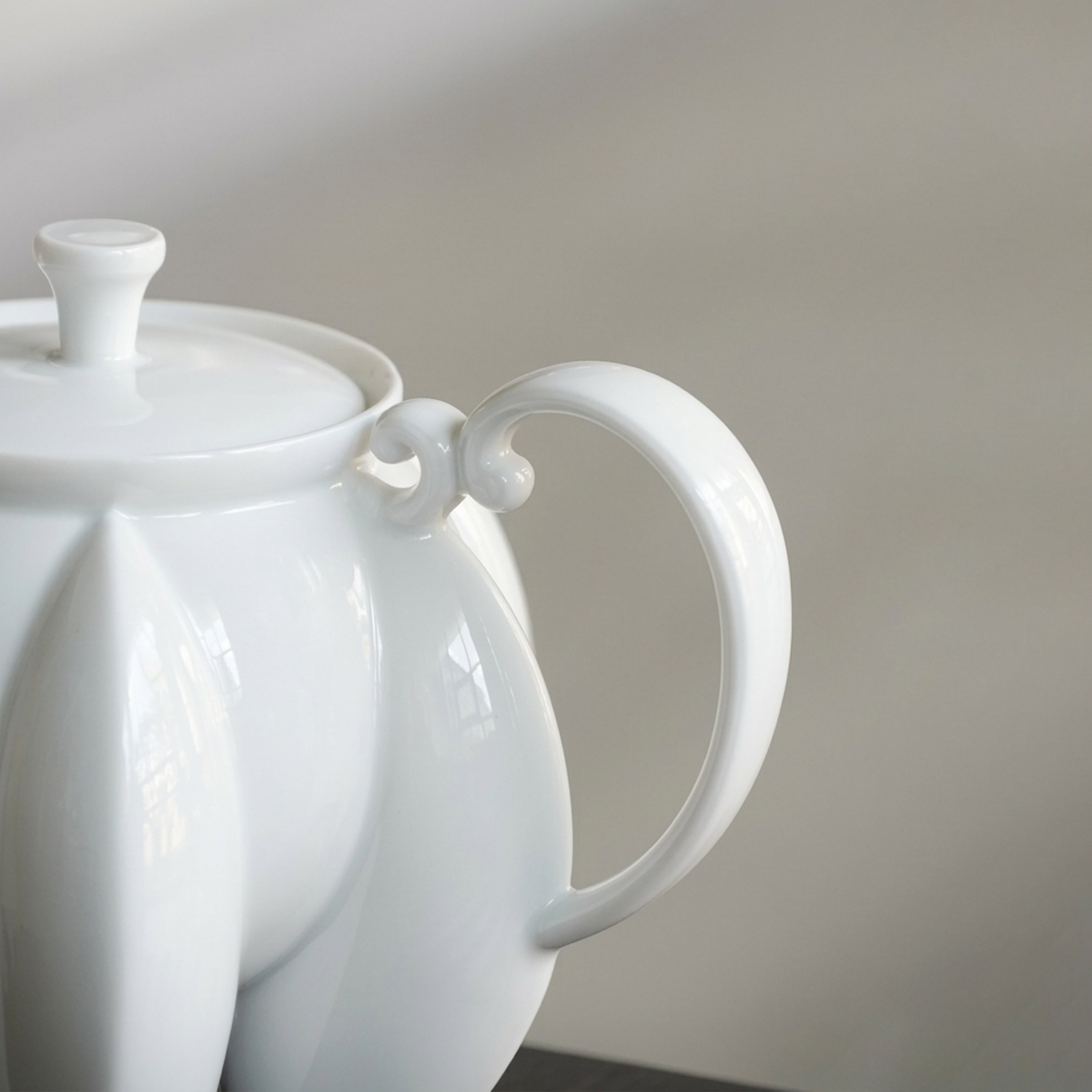 荷花白瓷六足茶壺側面・把手工藝細節・八方新氣 NewChi Porcelain