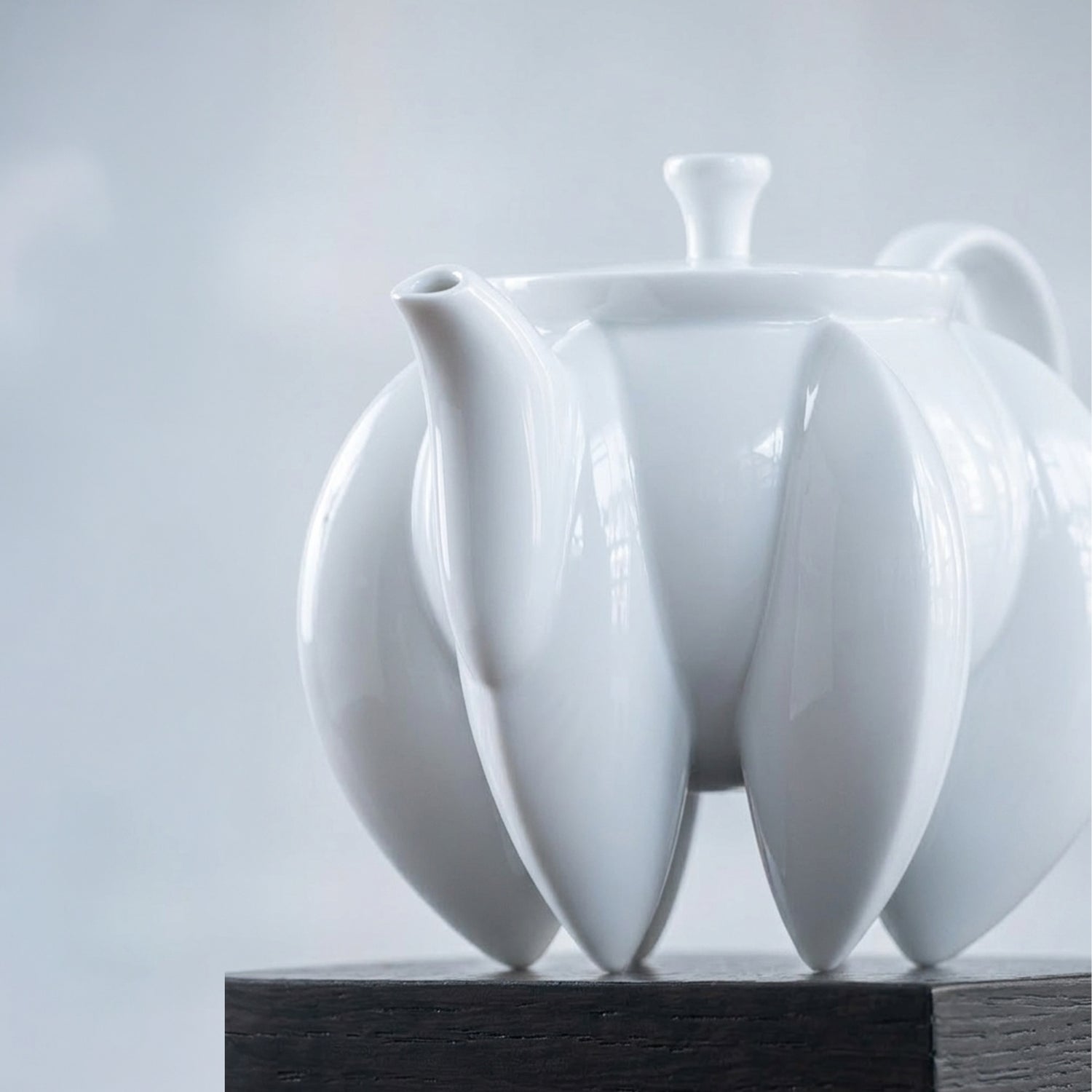 荷花白瓷茶壺茶杯組咖啡廳情境・商務長輩禮贈白瓷茶具・八方新氣 NewChi Porcelain