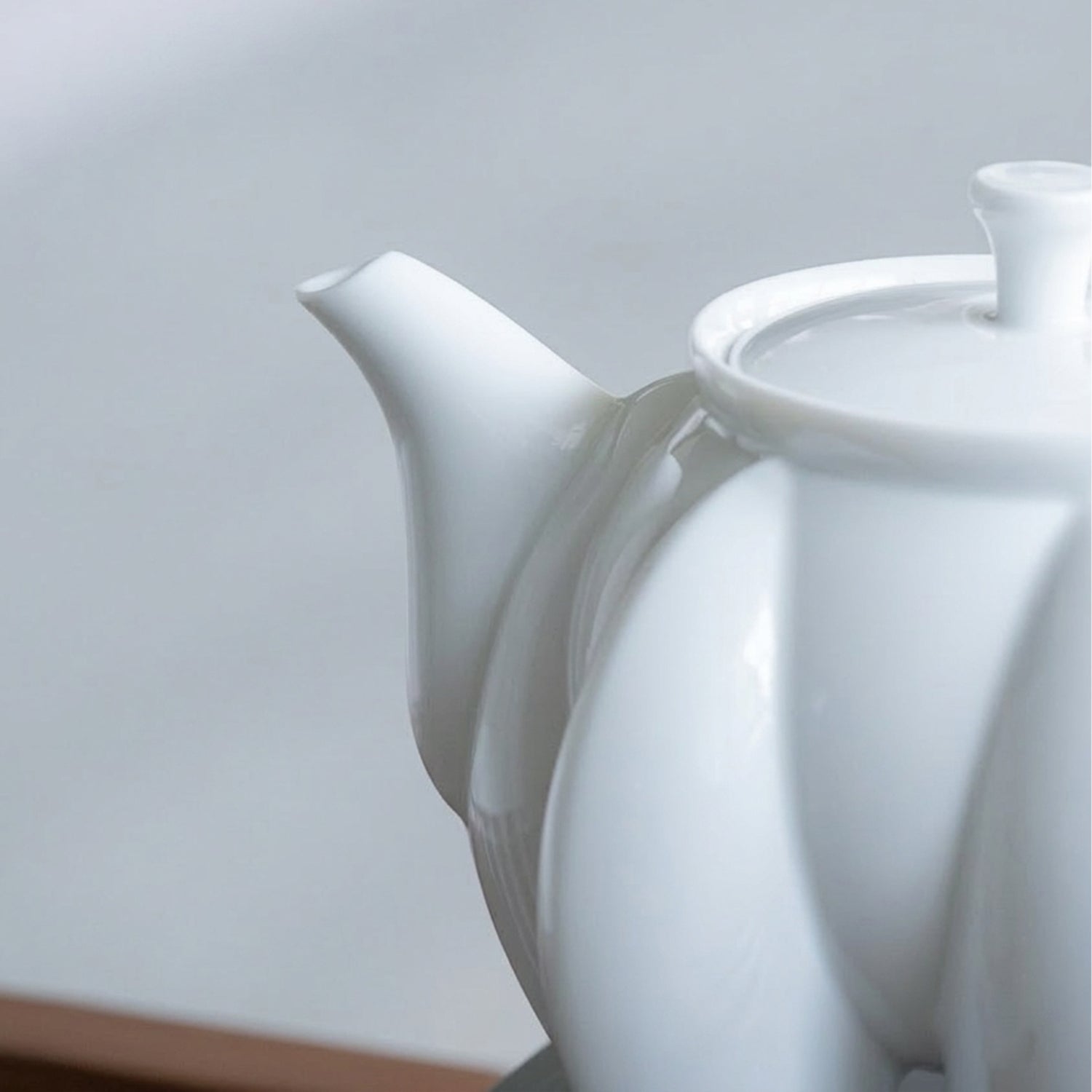 荷花白瓷六足茶壺側面・壺嘴工藝細節・八方新氣 NewChi Porcelain