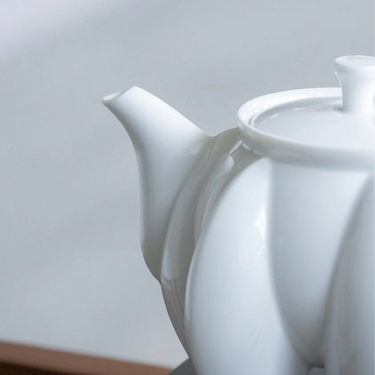 荷花白瓷六足茶壺側面・壺嘴工藝細節・八方新氣 NewChi Porcelain