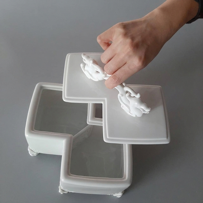 景，展示鏤空富字隔件與盒內空間，八方新氣 NewChi Porcelain