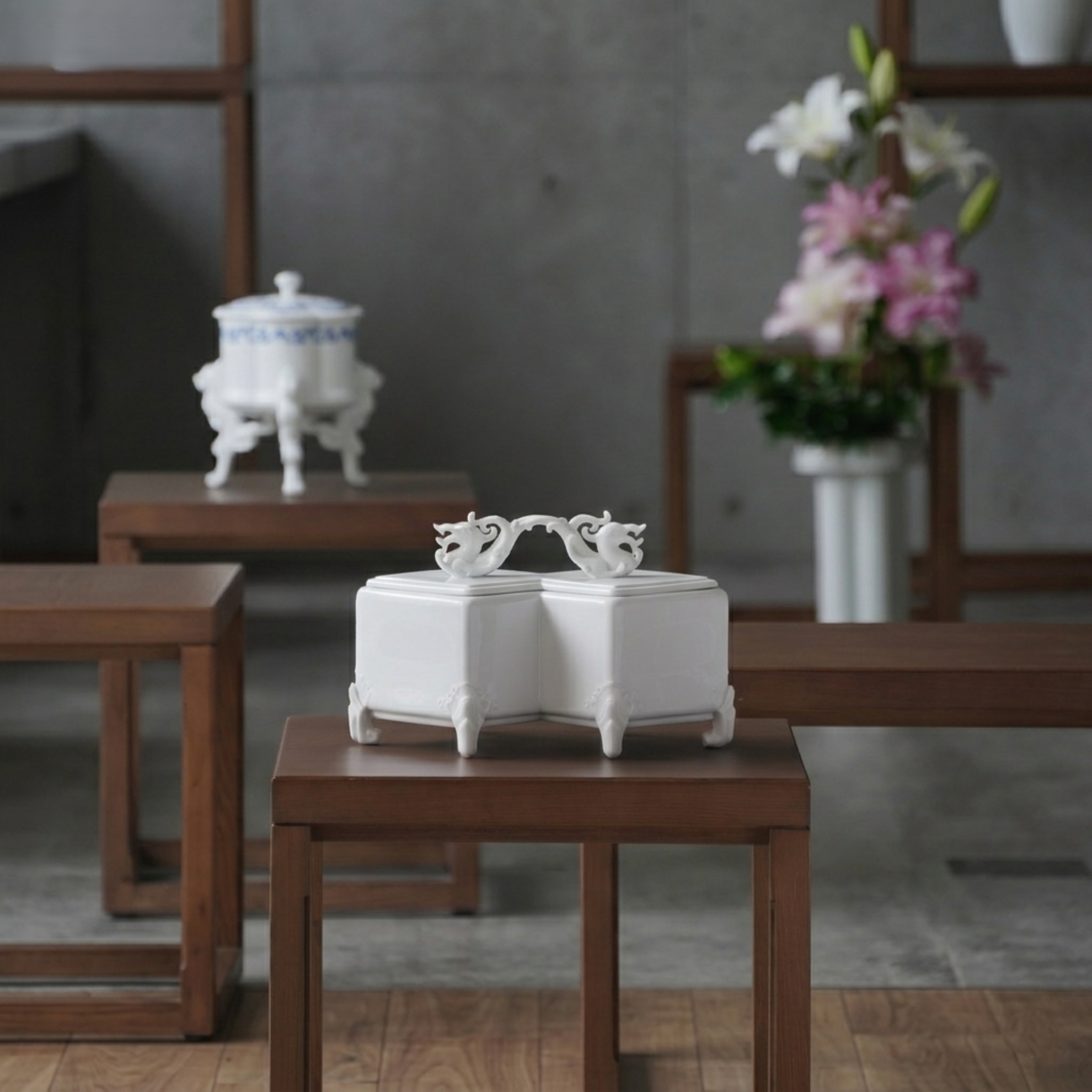 龍耀八方白瓷傳家瓷盒書房陳設場景，花器點綴，展示居家典藏擺設，八方新氣