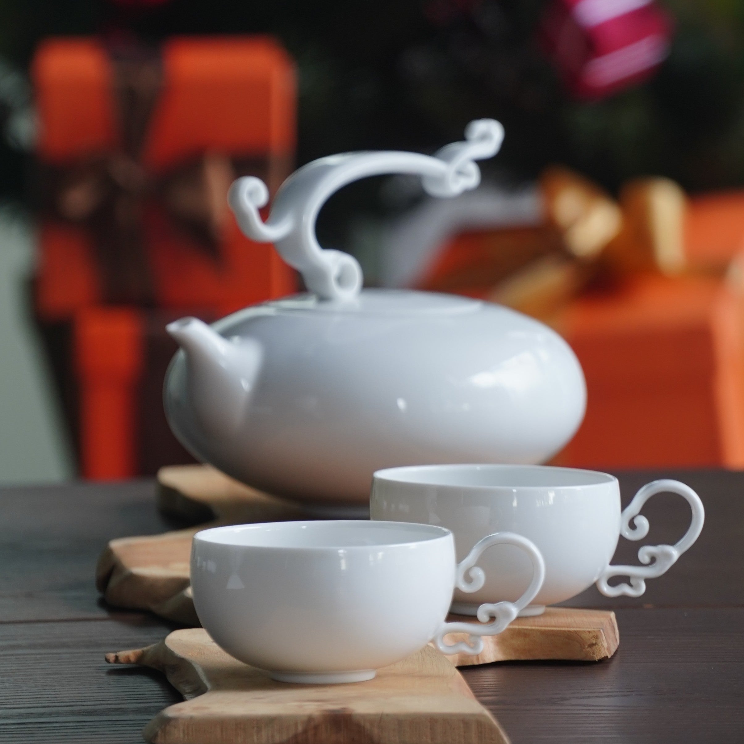 悠揚》白瓷茶器｜以動作節奏重寫日常品茗的當代茶壺與杯組｜八方新氣