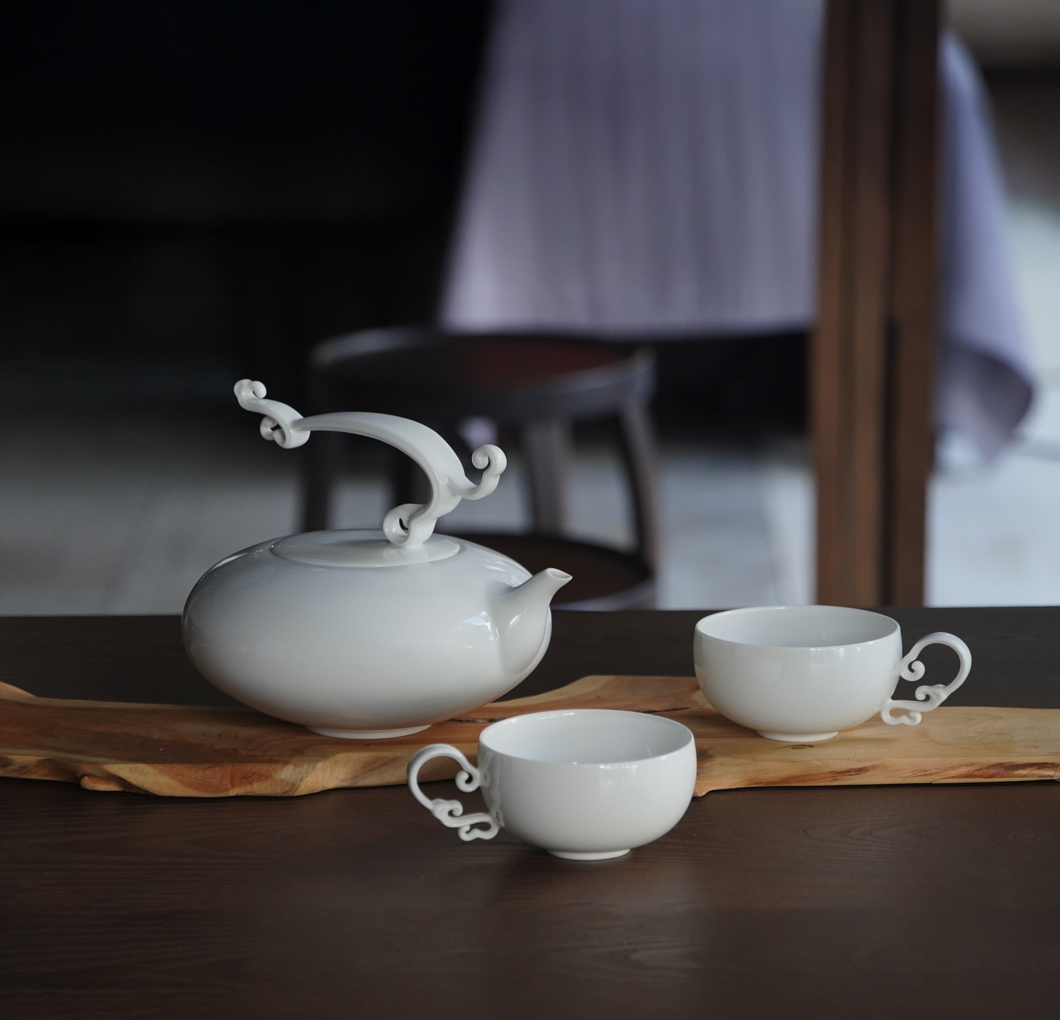 悠揚》白瓷茶器｜以動作節奏重寫日常品茗的當代茶壺與杯組｜八方新氣