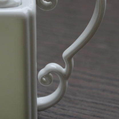 八方新氣 鴻福 造形壺 茶壺 瓷器 白瓷 禮物 瓷壺 茶具 咖啡杯 茶杯 蝙蝠 把手特寫