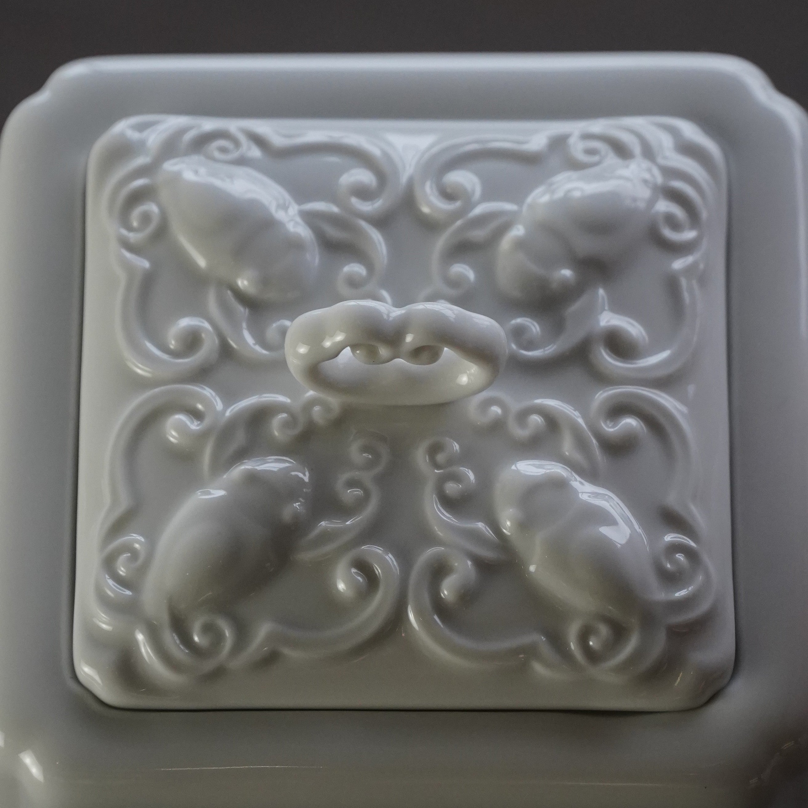 八方新氣 鴻福 造形壺 茶壺 瓷器 白瓷 禮物 瓷壺 茶具 咖啡杯 茶杯 蝙蝠 壺蓋特寫