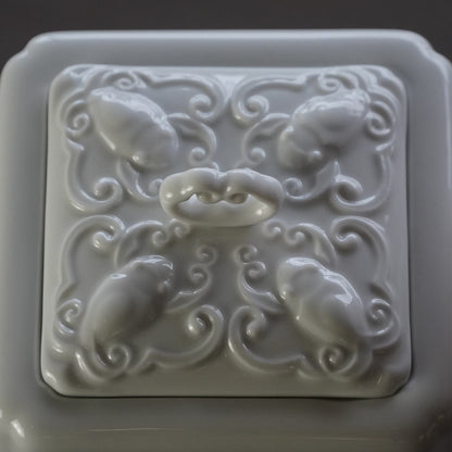 八方新氣 鴻福 造形壺 茶壺 瓷器 白瓷 禮物 瓷壺 茶具 咖啡杯 茶杯 蝙蝠 壺蓋特寫