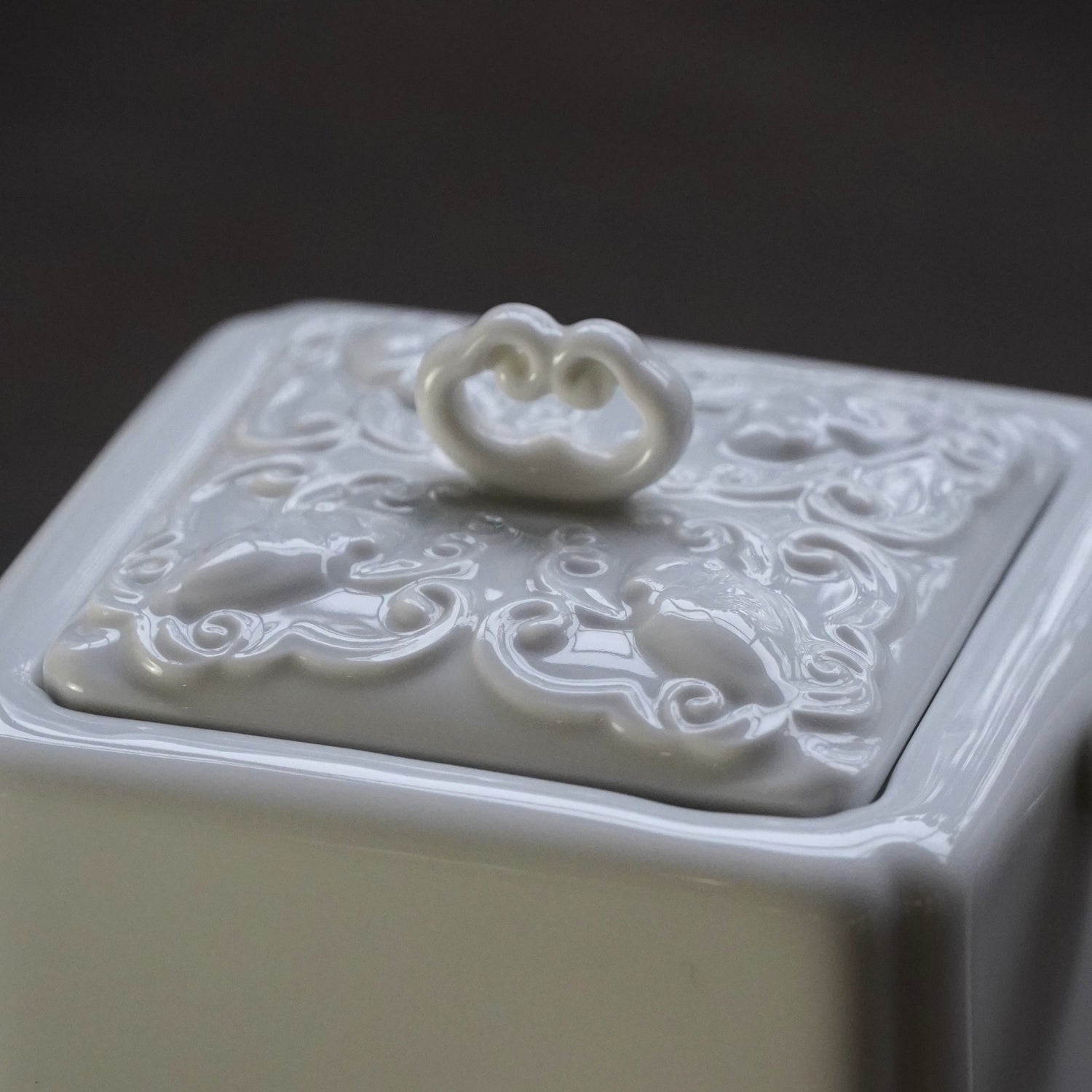 八方新氣 鴻福 造形壺 茶壺 瓷器 白瓷 禮物 瓷壺 茶具 咖啡杯 茶杯 蝙蝠 壺蓋特寫