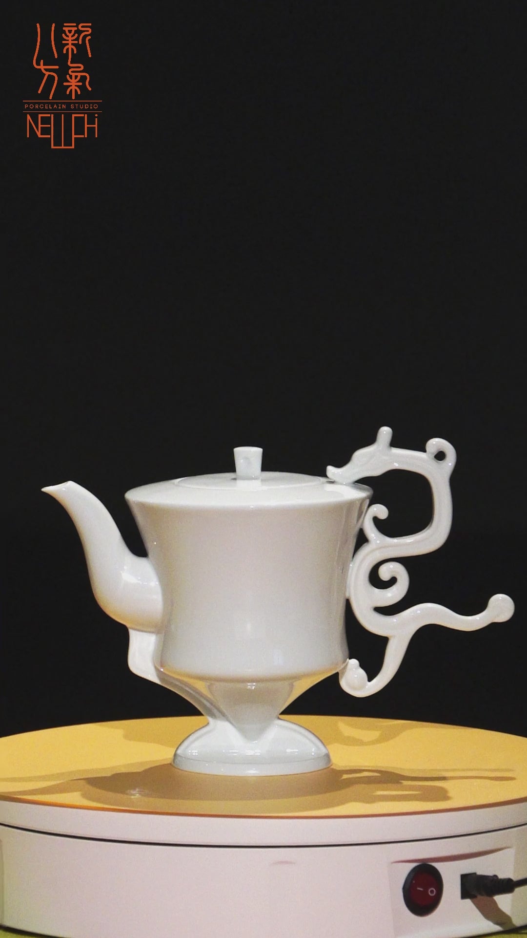 龍尊壺杯組白瓷茶具影片，展示壺杯動態品飲儀式與龍形工藝細節，八方新氣 NewChi Porcelain