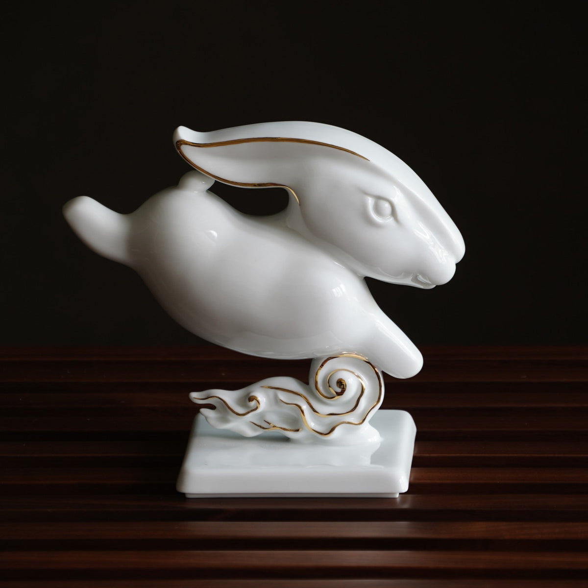〈如意如雲〉生肖兔擺飾，深色木桌