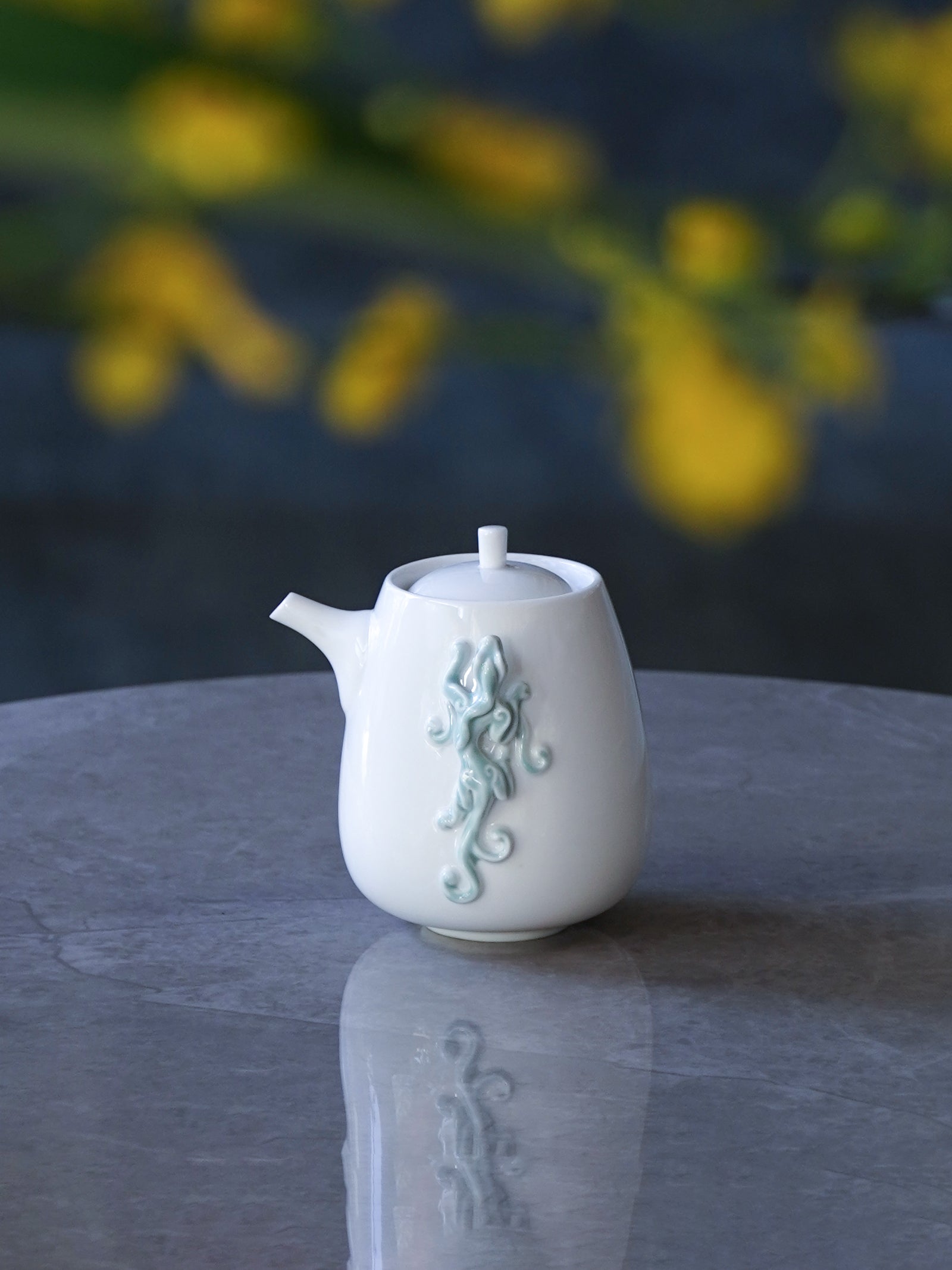 白瓷茶壺《登高》展現螭吻登高意象，象徵志向與守護