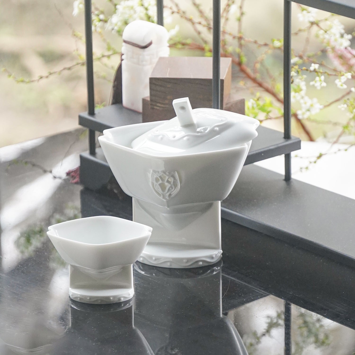 花祭白瓷蓋杯室內情境開蓋圖・儀式感茶器擺設・八方新氣NewChi Porcelain