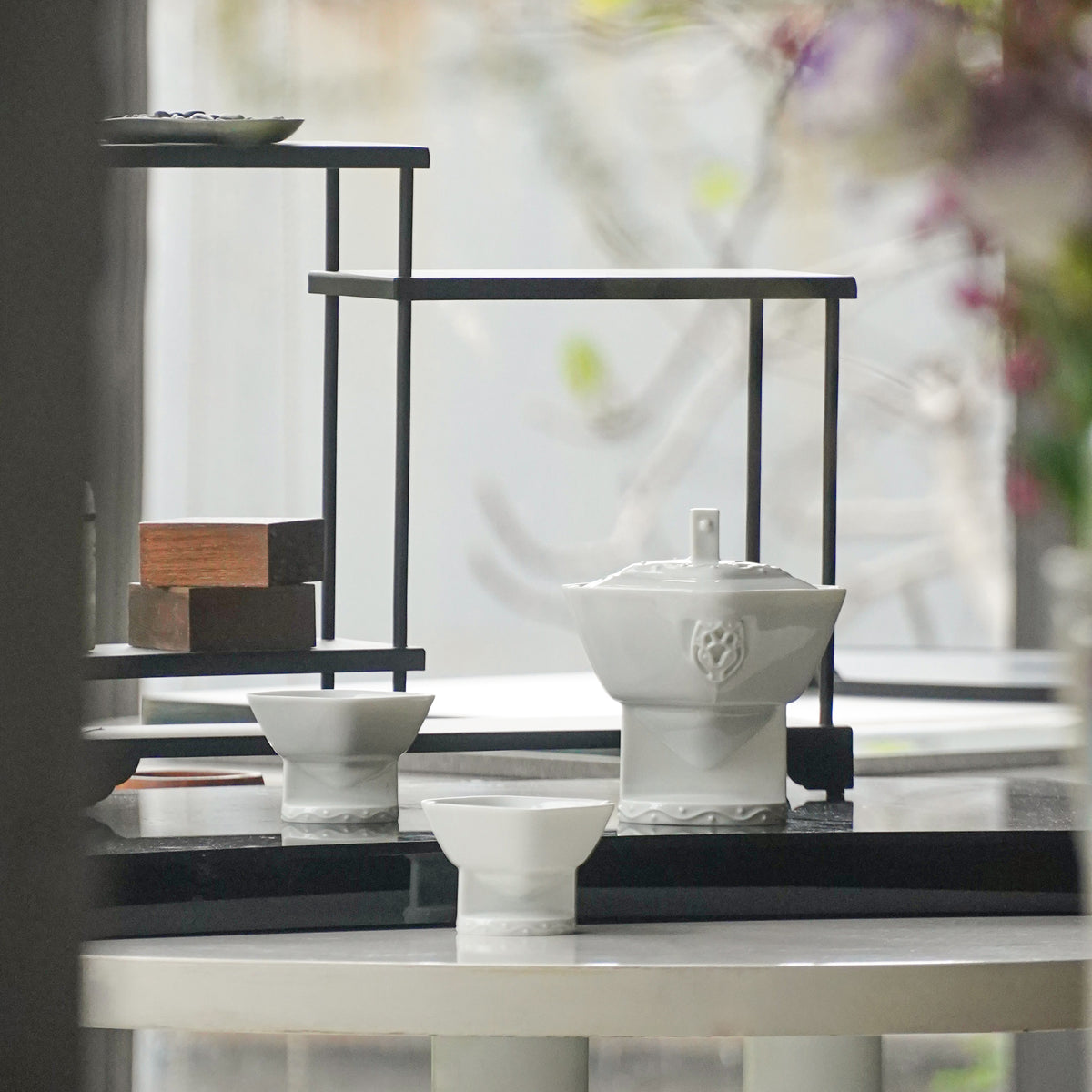 花祭白瓷蓋杯室內情境・儀式感茶器擺設・八方新氣NewChi Porcelain