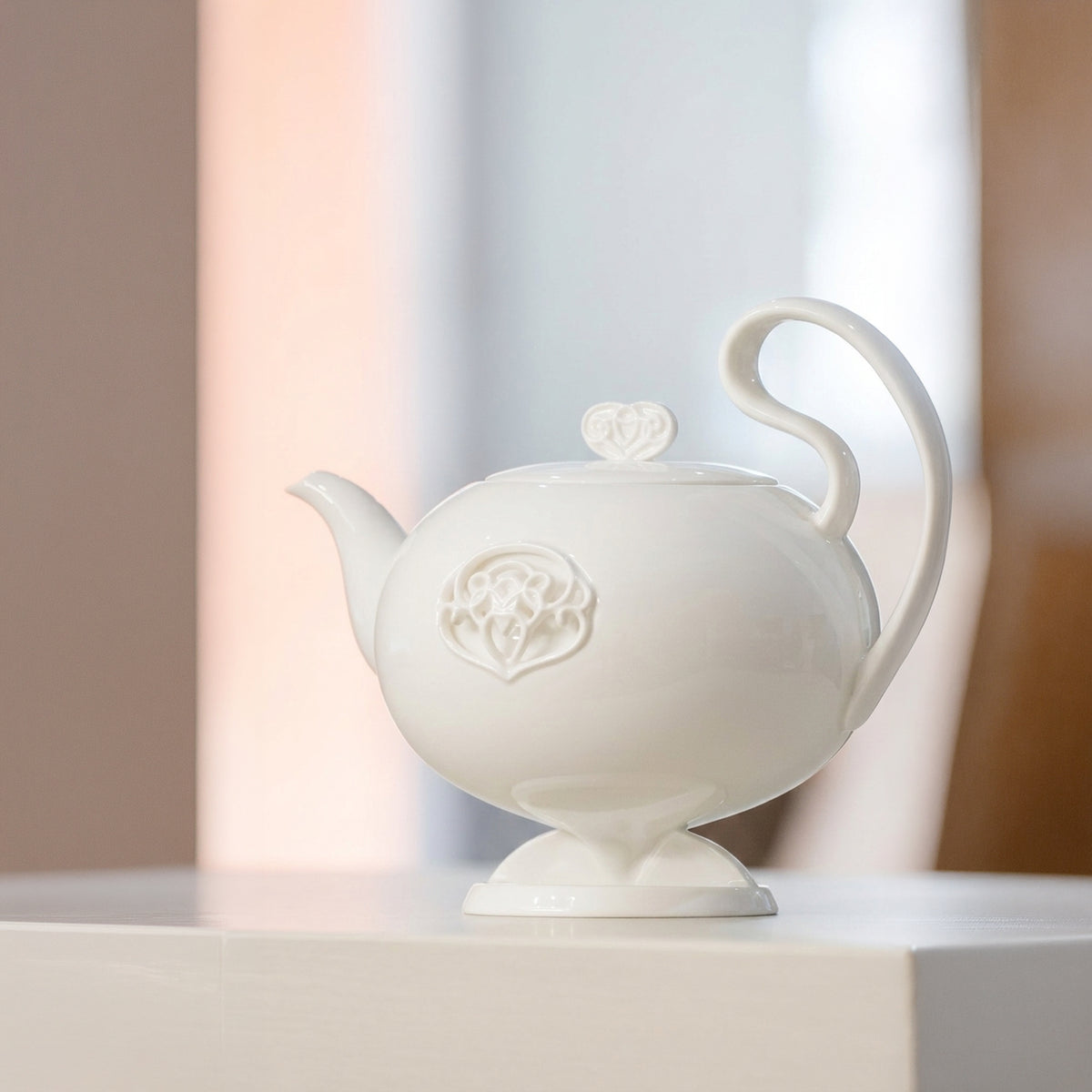 〈春暖花開〉白瓷茶壺，浮雕紋飾