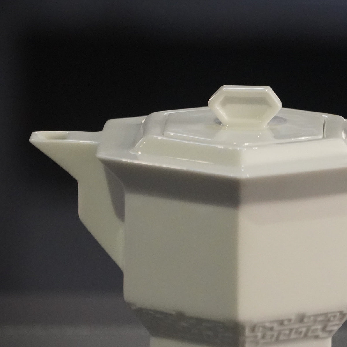 冬昇長春 四季豐登 冬季茶具作品 手把以窗花為靈感精緻底座縷空 造形壺 壺嘴特寫