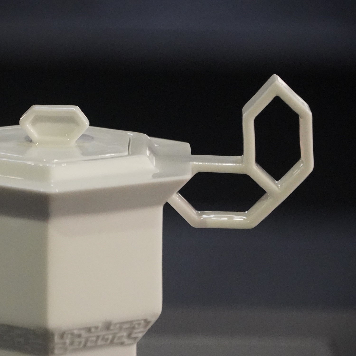 冬昇長春 四季豐登 冬季茶具作品 手把以窗花為靈感精緻底座縷空 造形壺 壺把手特寫