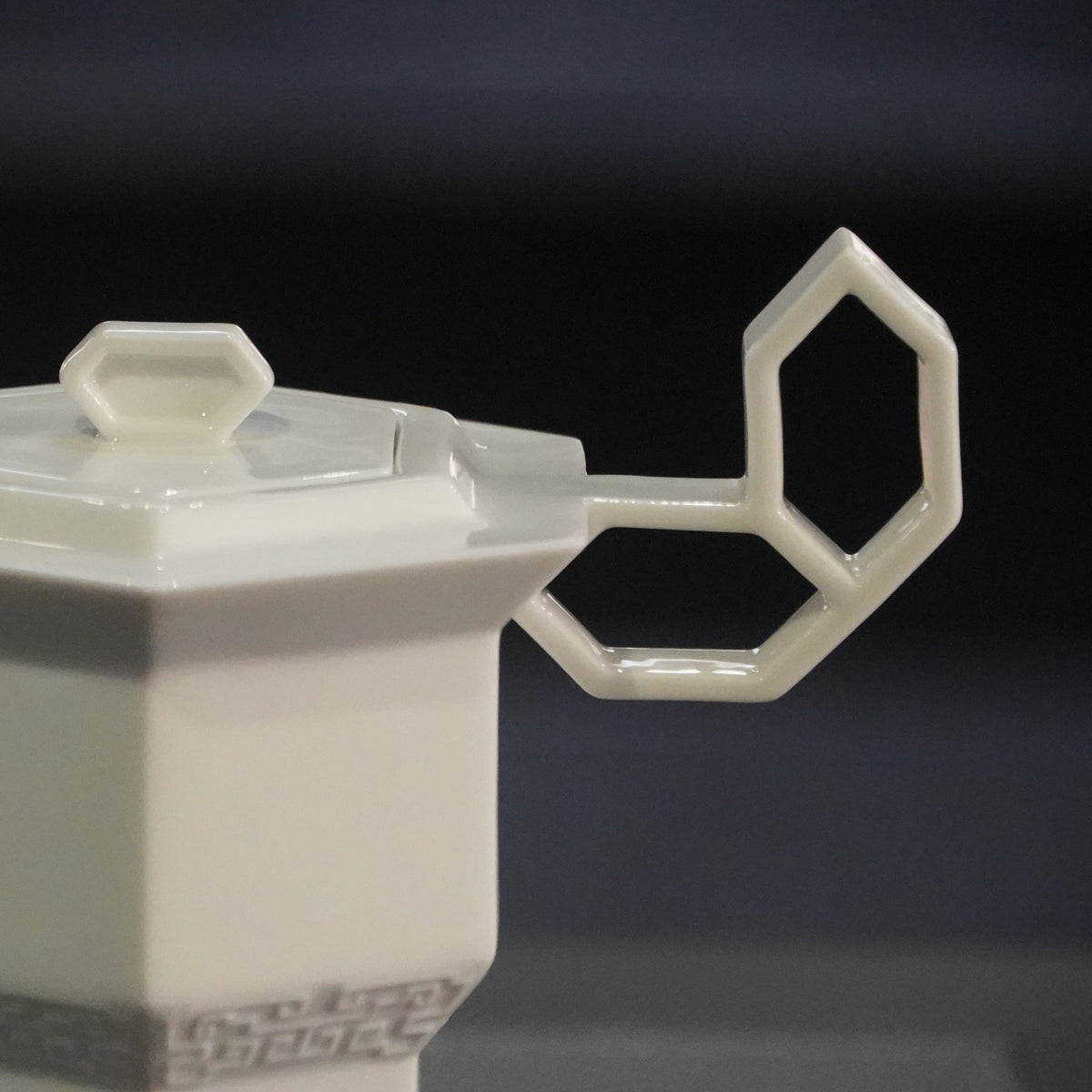 冬昇長春 四季豐登 冬季茶具作品 手把以窗花為靈感精緻底座縷空 造形壺 壺把手特寫