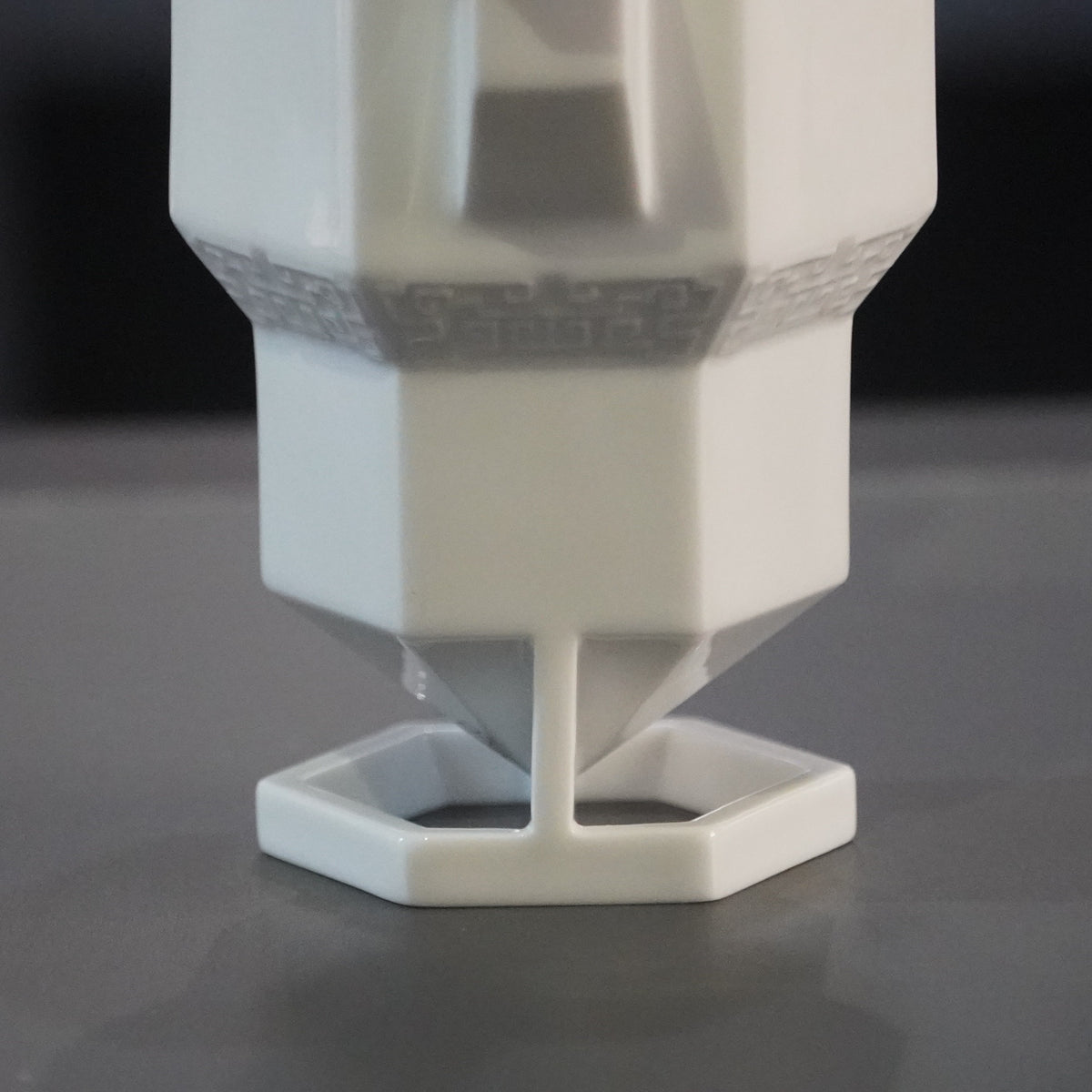 冬昇長春 四季豐登 冬季茶具作品 手把以窗花為靈感精緻底座縷空 造形壺 壺局部特寫