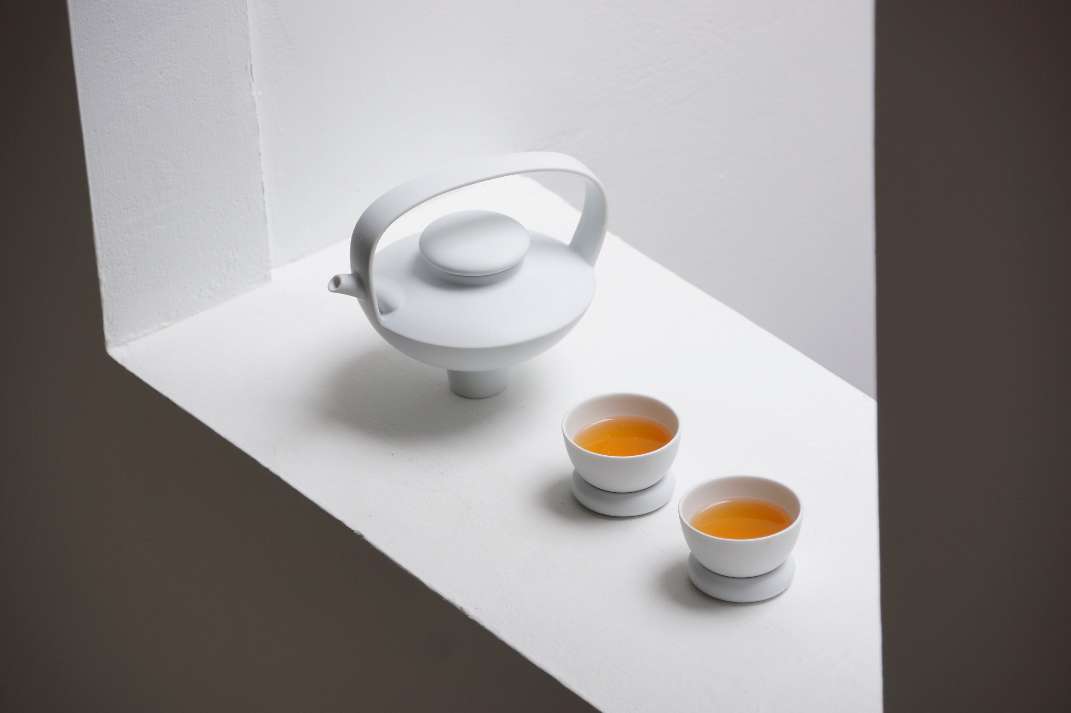八方新氣｜王俠軍當代白瓷｜茶器、花器、藝術擺件與禮品典藏