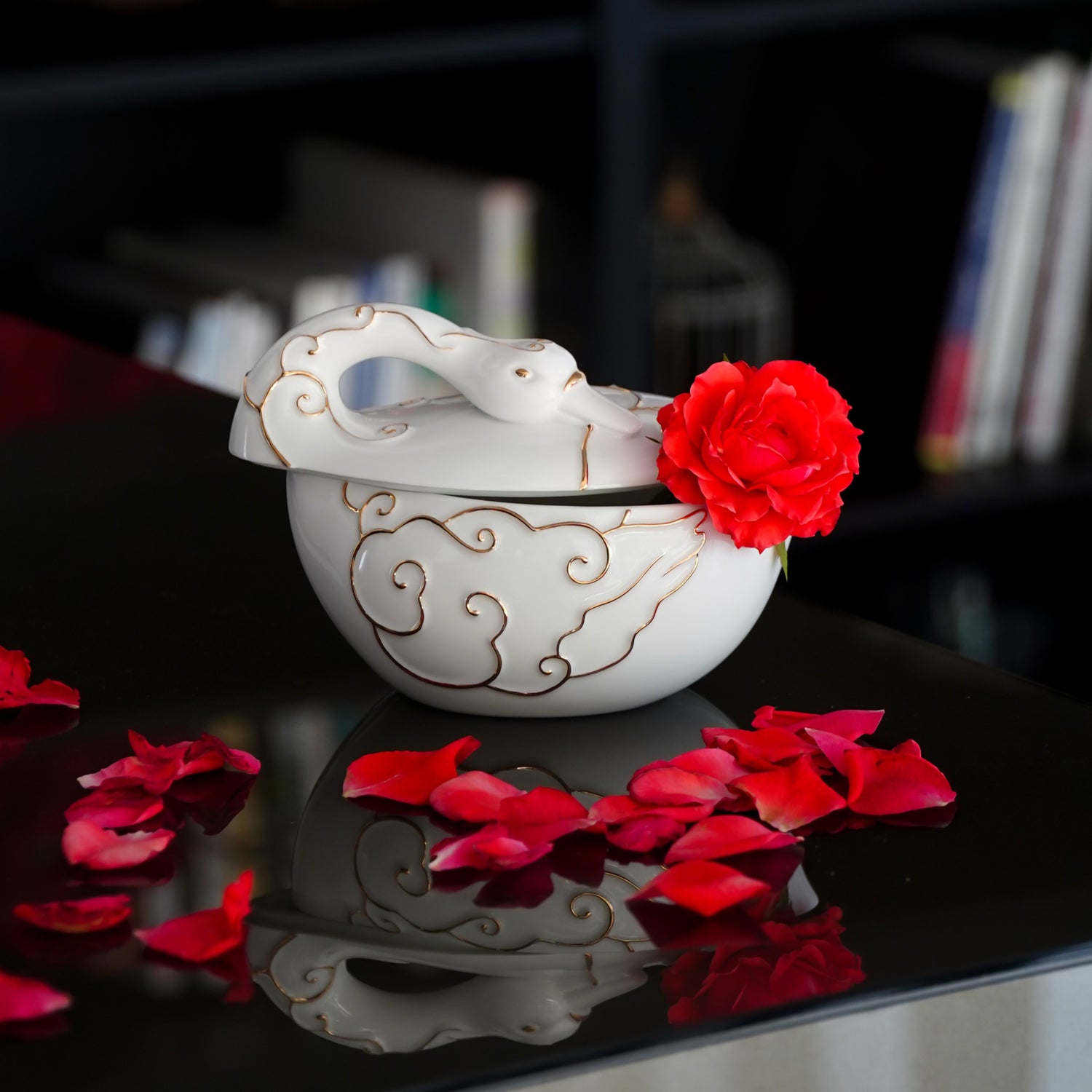 《珍愛》瓷器天鵝盒，以梳理羽毛為靈感，象徵珍愛自己與內在整理
Treasure white porcelain swan box inspired by a swan preening its feathers, symbolizing self-care and inner refinement