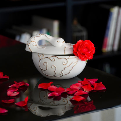 《珍愛》瓷器天鵝盒，以梳理羽毛為靈感，象徵珍愛自己與內在整理
Treasure white porcelain swan box inspired by a swan preening its feathers, symbolizing self-care and inner refinement