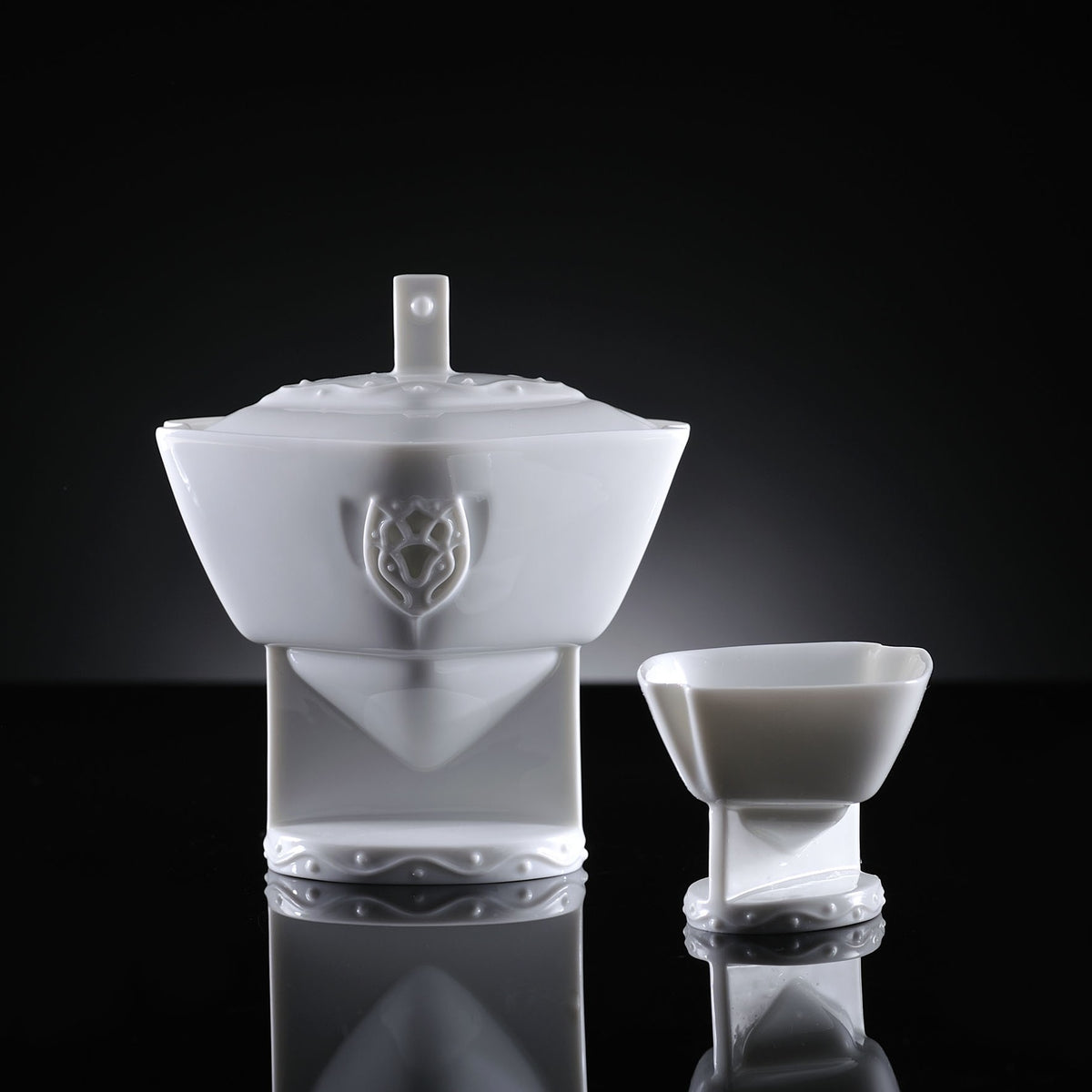 花祭白瓷蓋杯組深色背景，茶杯側放圖・菱形高台造型・八方新氣NewChi Porcelain