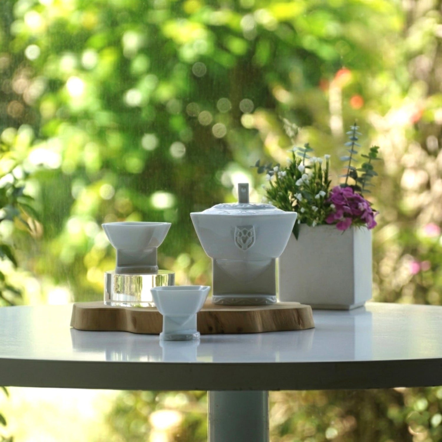 花祭白瓷蓋杯組室內自然光・春日茶器禮物・八方新氣NewChi Porcelain
