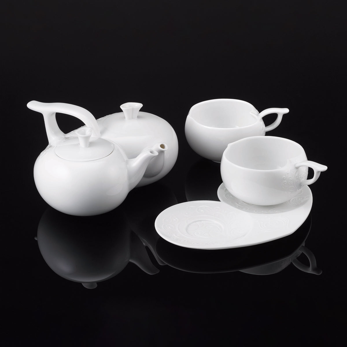 NewChi 一心一意心形茶具組 Together as One，壺與雙杯成雙心設計，象徵相知相守的典藏茶器