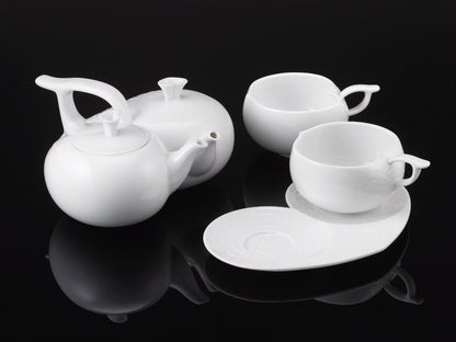 NewChi 一心一意心形茶具組 Together as One，壺與雙杯成雙心設計，象徵相知相守的高端茶器
