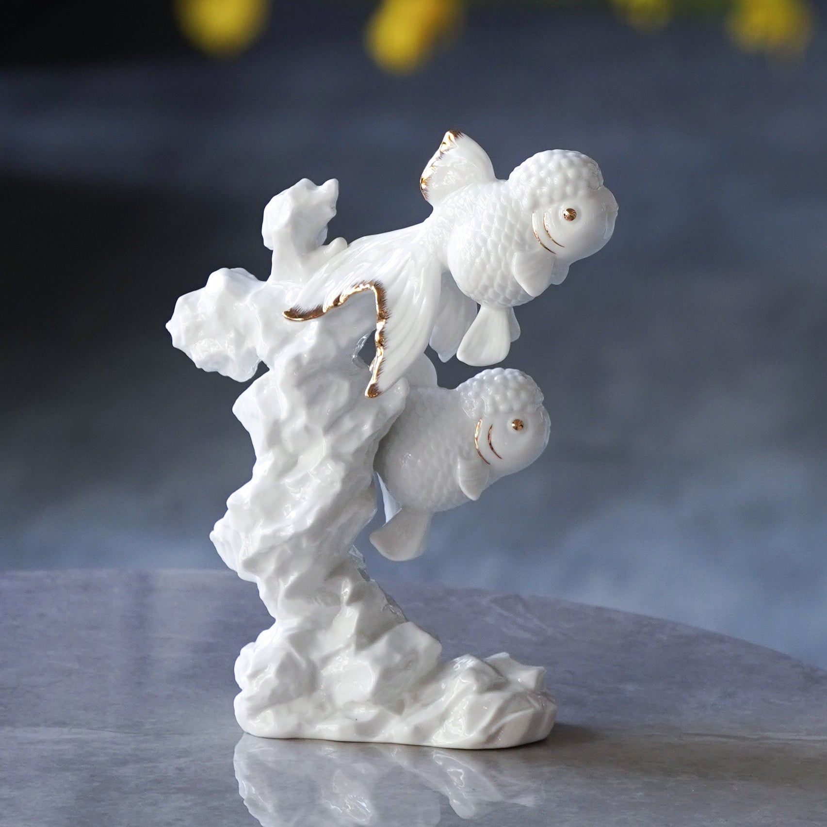 《有你真好》雙魚瓷器擺件，象徵夥伴同行與情感支持
“Together with You” — twin fish porcelain sculpture symbolizing companionship and support