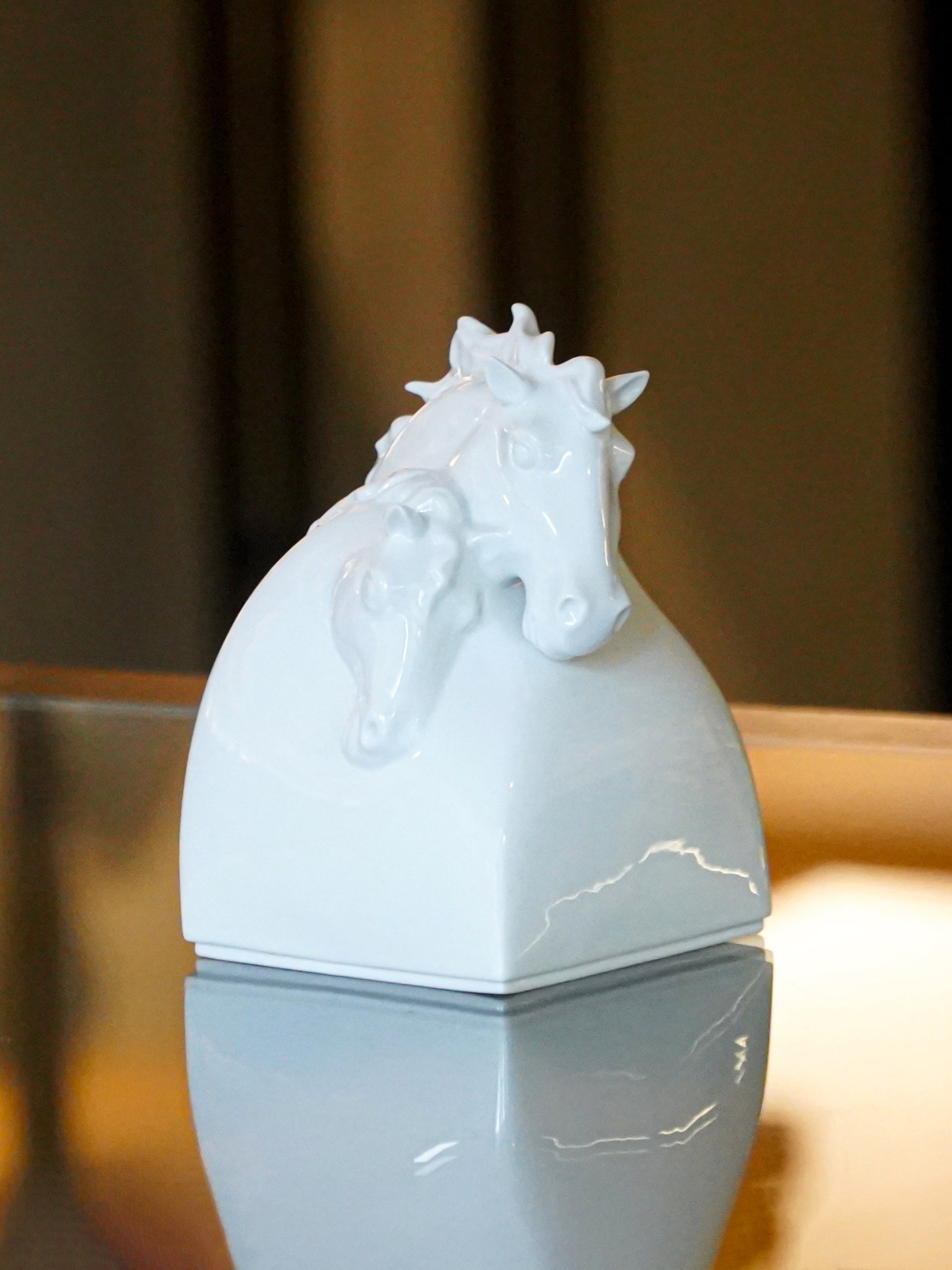 御璽系列瓷偶《有情》，馬兒相依展現真摯情誼