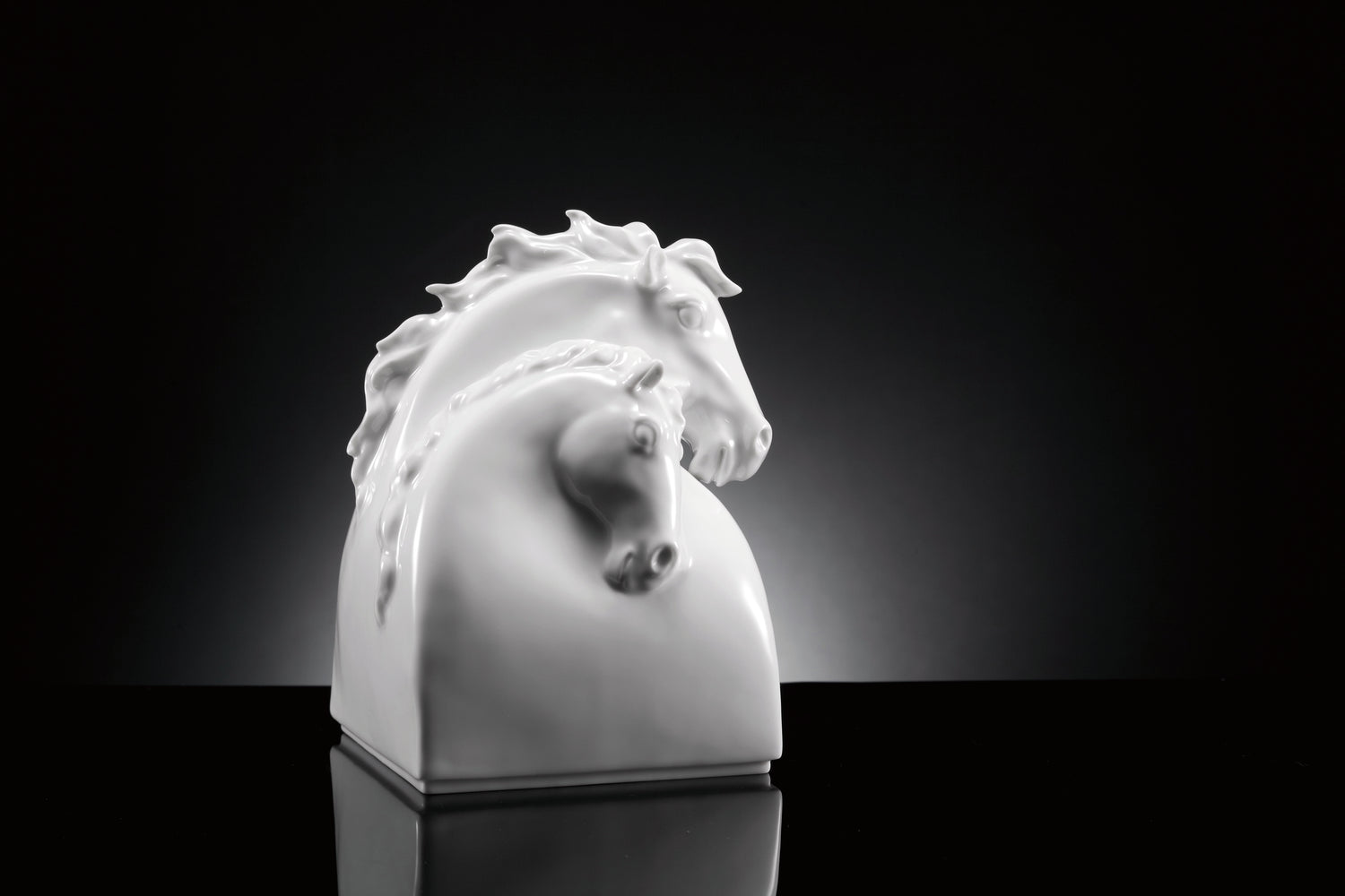 雙馬造型優雅協調，體現默契與情感支持