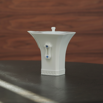 明珠在握白瓷茶壺單品照，向上展開的壺口、方形底座與水鑽嵌飾清楚可見