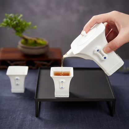 明珠在握白瓷茶壺斟茶情境，茶湯注入置於黑色茶盤上的水鑽嵌飾茶杯