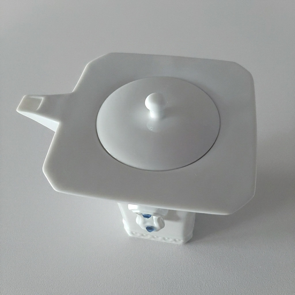 明珠在握白瓷茶壺頂視圖，壺蓋、方形壺口與俐落壺嘴構成現代幾何造型