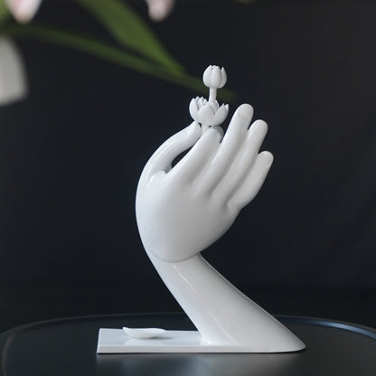 大慈飄香白瓷花器正面室內情境・佛手拈蓮禪意擺飾・八方新氣 NewChi Porcelain