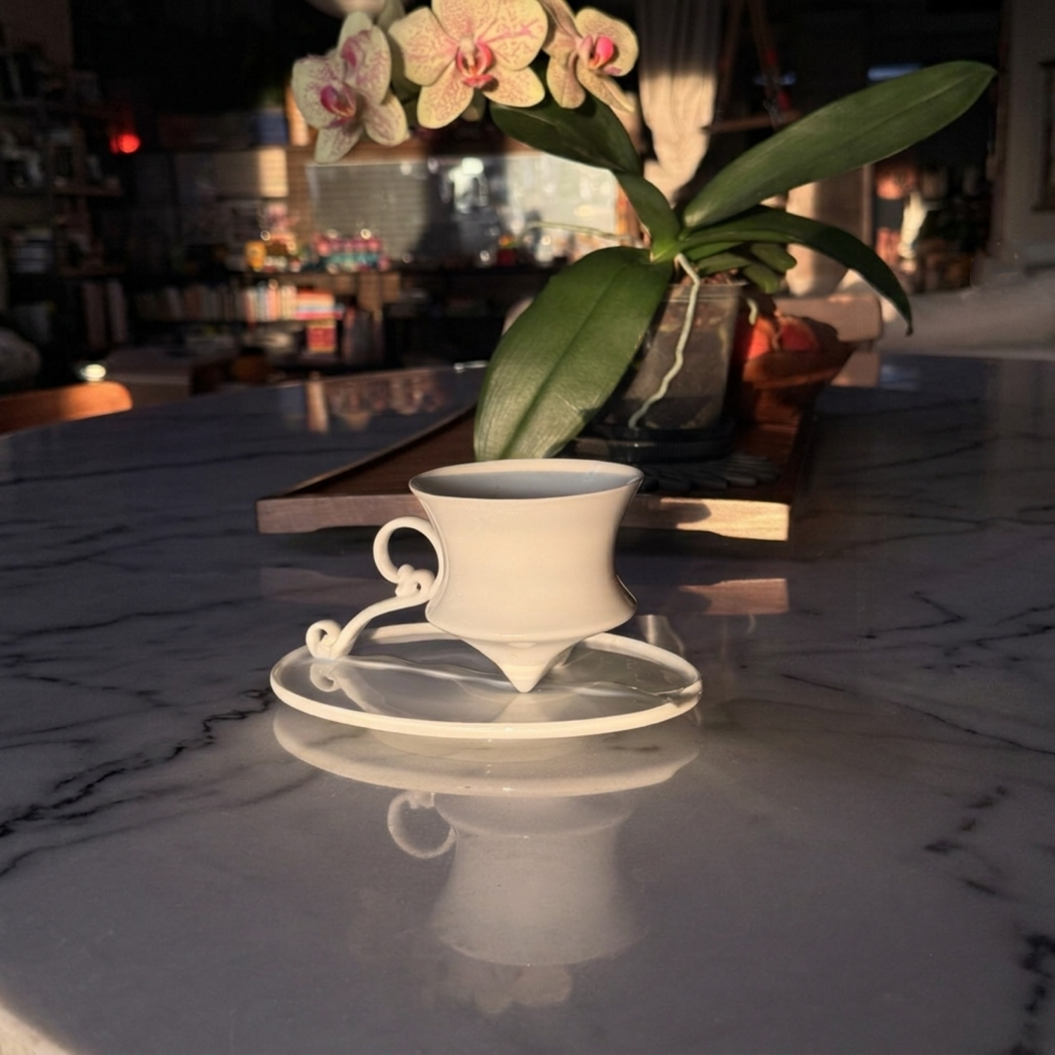 風影茶壺與杯盤組產品展示，呈現雲紋把手與懸浮結構