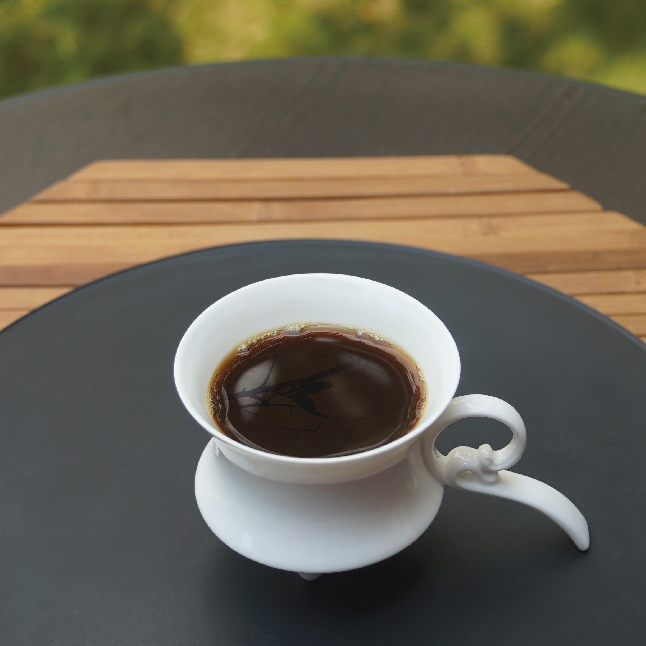 風影咖啡杯俯視圖，展現點線支撐與優雅杯身比例